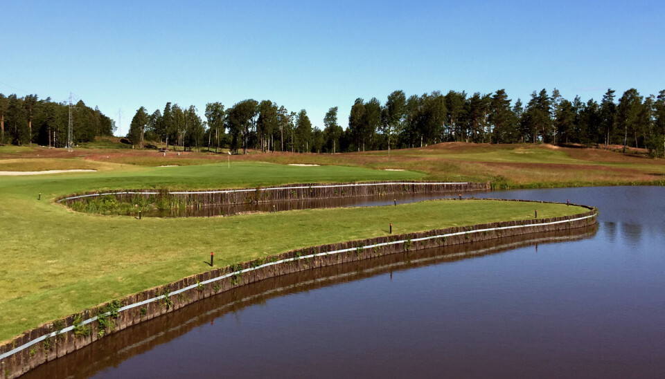 Hull 4 på Nøtterøy GK er et krevende og vakkert par 3 over vann, 171 meter fra tee 57 og snaut 20 meter kortere fra tee 53. Hull 4 på Nøtterøy GK er et krevende og vakkert par 3 over vann, 171 meter fra tee 57 og snaut 20 meter kortere fra tee 53.