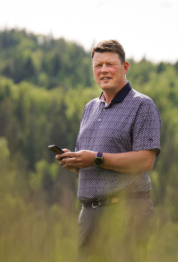 Steinar Jonassen tilbake på stedet hvor ulykken skjedde. Han fiklet med mobiltelefonen da han ble truffet av en ball fra en medspiller. Steinar Jonassen