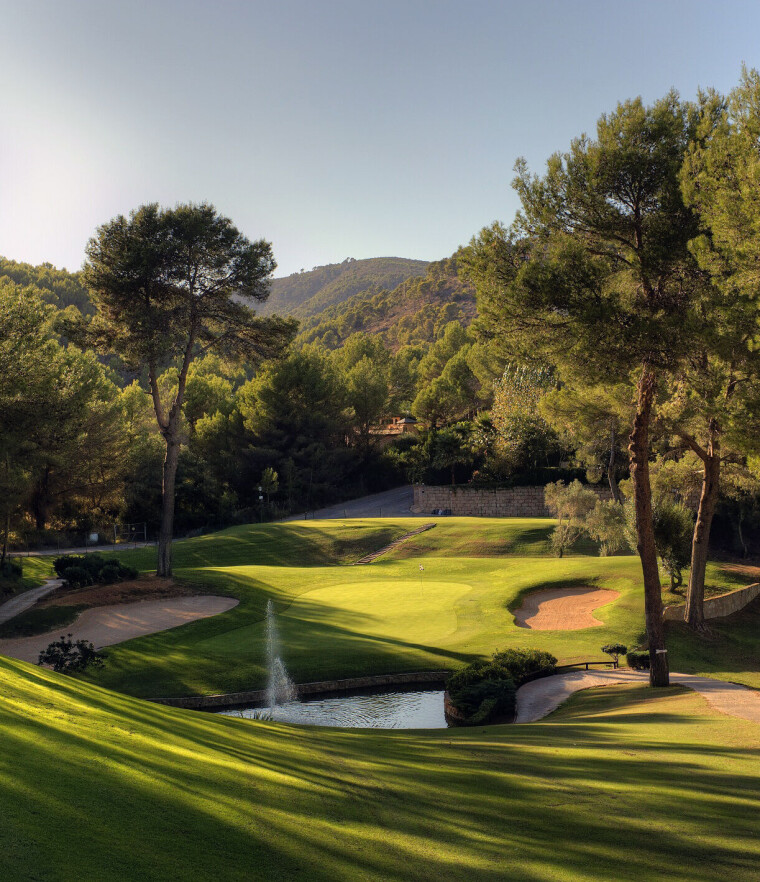 Son Vida er Mallorcas eldste golfbane, kjent for sitt klassiske design og frodige omgivelser. Son Vida er Mallorcas eldste golfbane, kjent for sitt klassiske design og frodige omgivelser.
