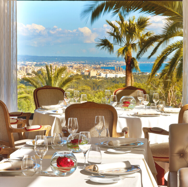 Fra frokostsalen på Castillo Hotel Son Vida har du panoramautsikt over Palma by.