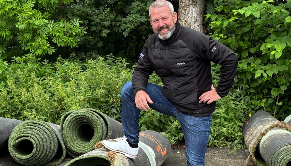 Daglig leder på Østmarka Golfklubb, Thomas Hansen med litt av kunstgresset de tar over fra Ski Golfklubb.