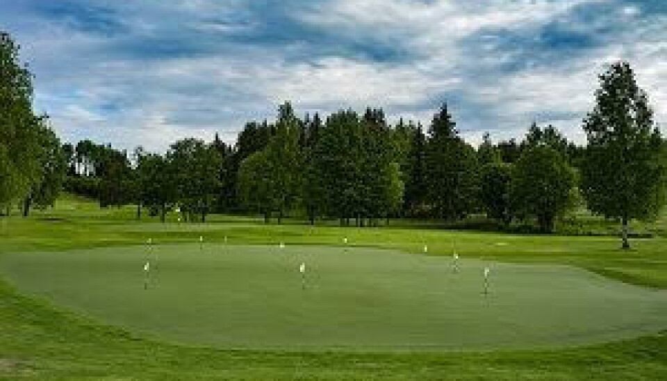 Ski Golfklubb bytter kunstgresset med nytt på Smerta og treningsgreenen var først ute.