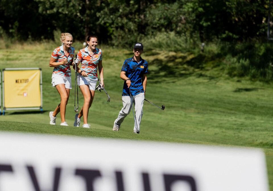 Henriette Spilling Gjelten (f.v., Losby GK), Maren Farbu (Losby GK) og Fridtjof Farhang (Oslo GK) i aksjon under fjorårets utgave av NextUp Invitational på Bogstad.