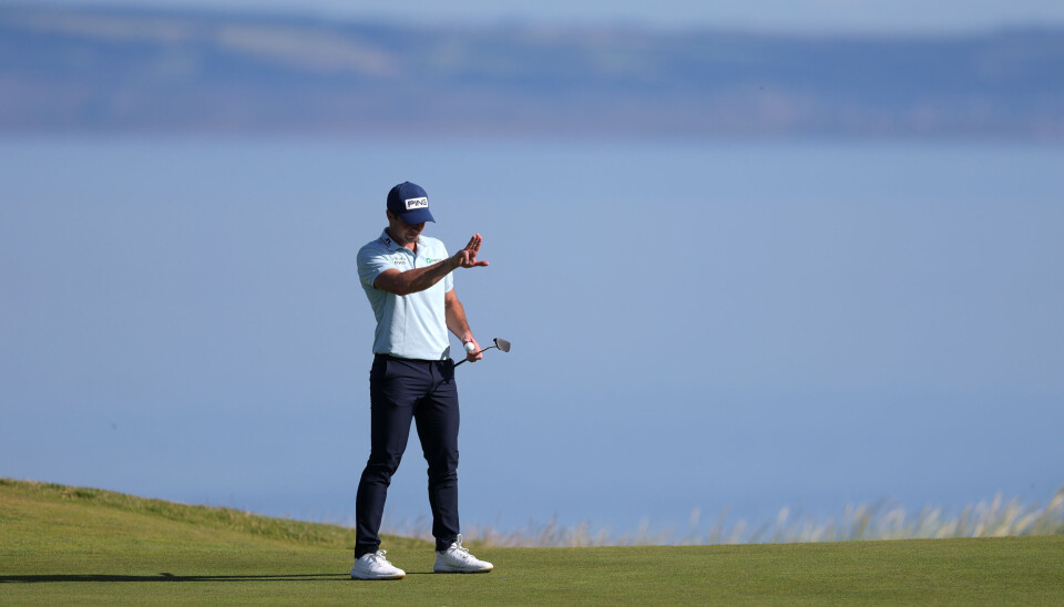 Viktor Hovland forbereder seg til å putte i fantastiske omgivelser under fredagens runde.