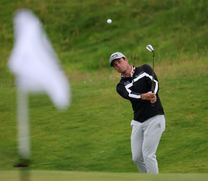 Tirsdag ble Viktor Hovland kjent med Royal Portrush, på den nord-irske kysten. Torsdag slår han ut i årets siste major med Ludvig Åberg og Jordan Spieth.
