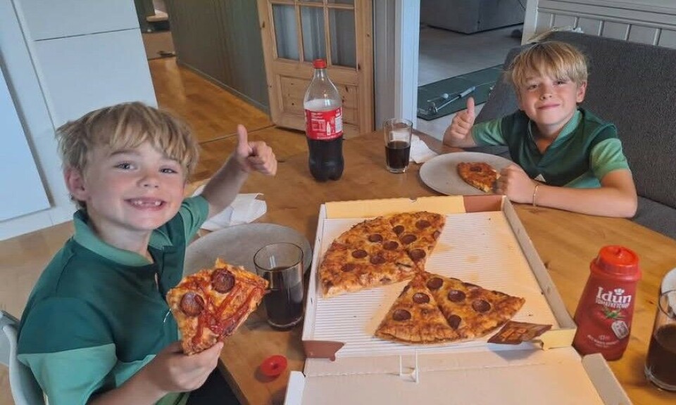 Det ble pizza til middag for Emre og lillebror Lowe etter Hole in One til storebror.