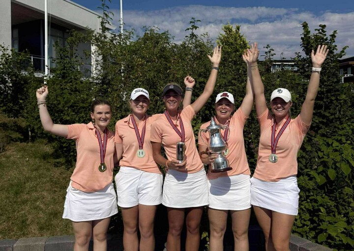 Anna Hedevig Braastad-Huth (f.v.), Marie Sandtorv Lussand, Mia Sandtorv Lussand, Sanda Menes og Silje Torvund Ohma jubler for Fana GK etter seieren.