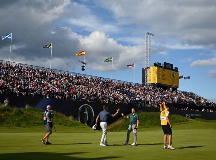 Kristoffer Reitan (i blå trøye) takker spillepartner Matthew Jordan for runden foran fullsatte tribuner. Nå er de klare for finaledagen.