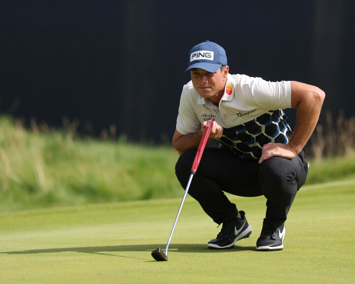 Viktor Hovland er ikke fornøyd med eget spill om dagen.
