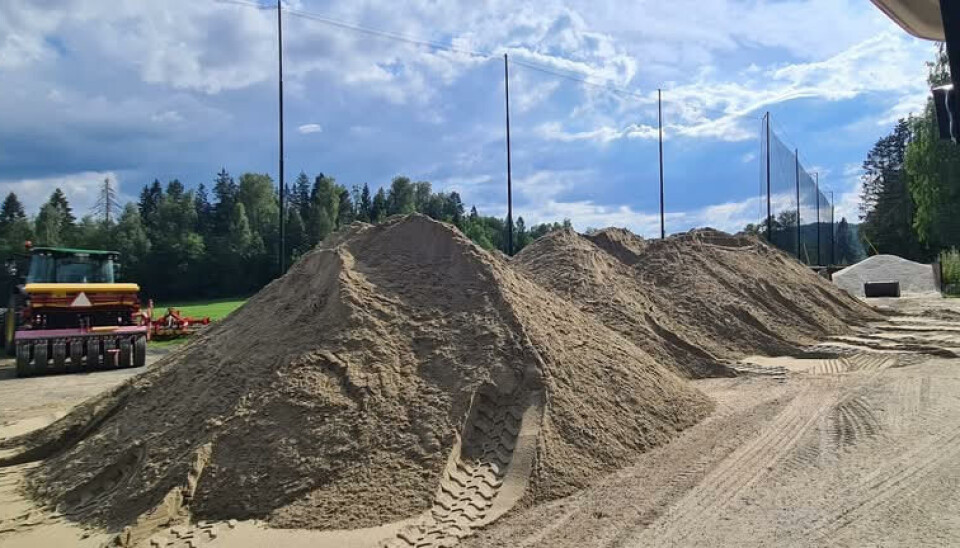400 tonn sand skal ut på Asker Golfklubb onsdag 23. juli.