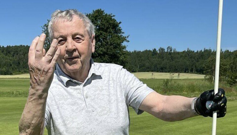 Jan Reidar Karlsen er i en alder av 87 år bokstavelig talt i slag på golfbanen.