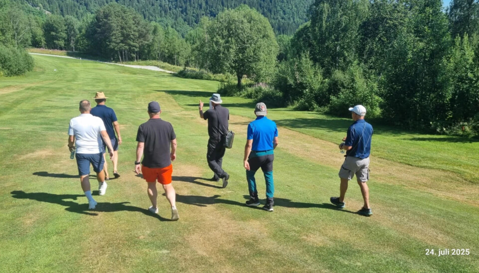 Magnus Sunesson i helt foran, deler sine tanker med personer i Polarsirkelen Golf.