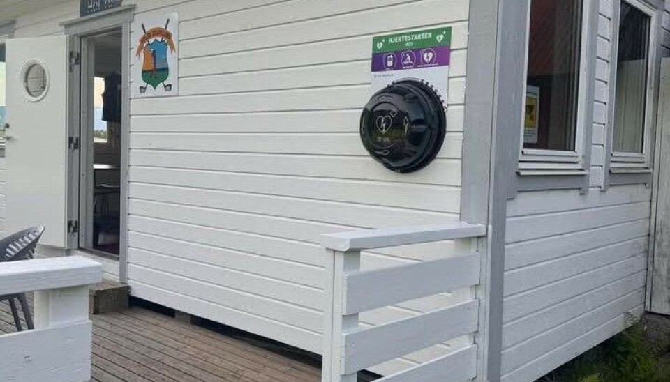 Hjertestarteren er på plass på veggen ved inngangen til Volda Golfklubb.