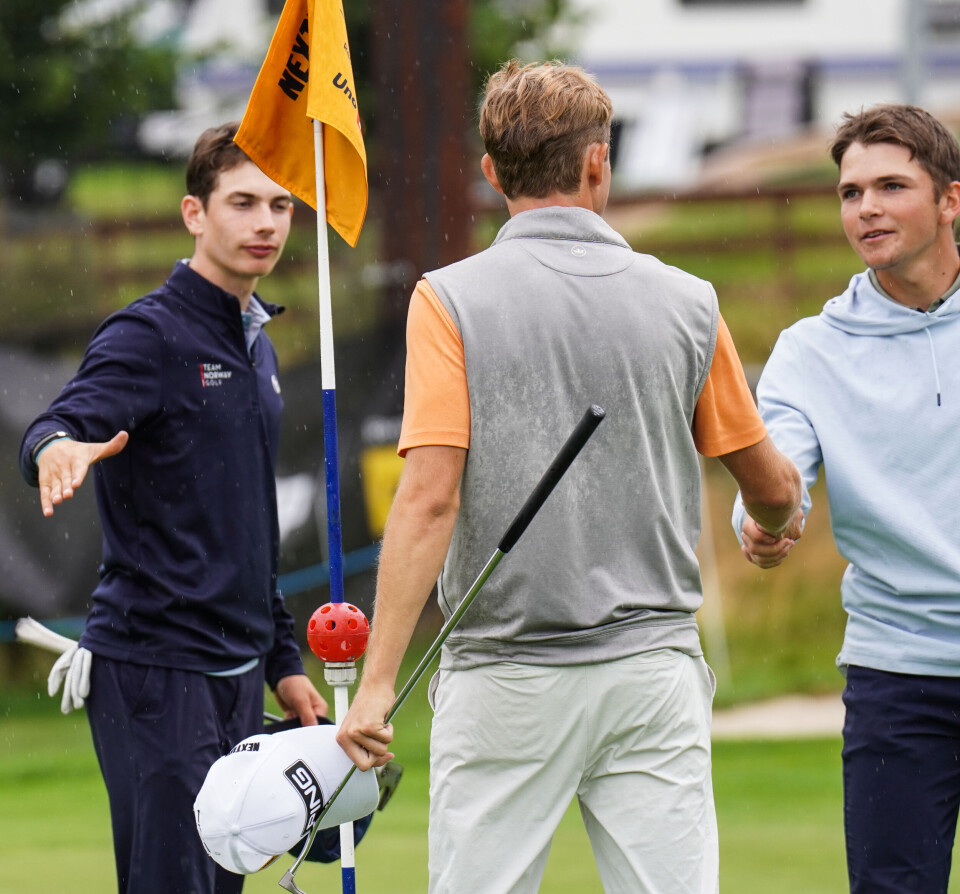 Mjaaseth (med ryggen til) inspirerer yngre generasjoner i Golf-Norge – her representert ved Cornelius Farhang (t.v.) og Marcus Goosen.
