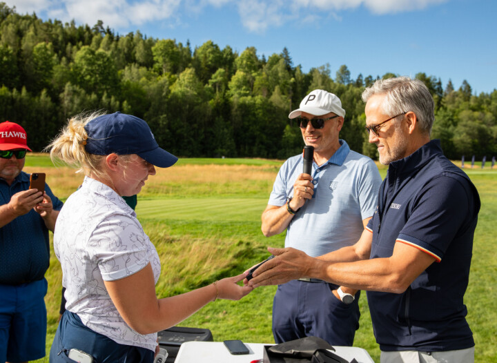 Ruth Tønnessen mottar diamanten fra Terje Gaupseth etter seieren.