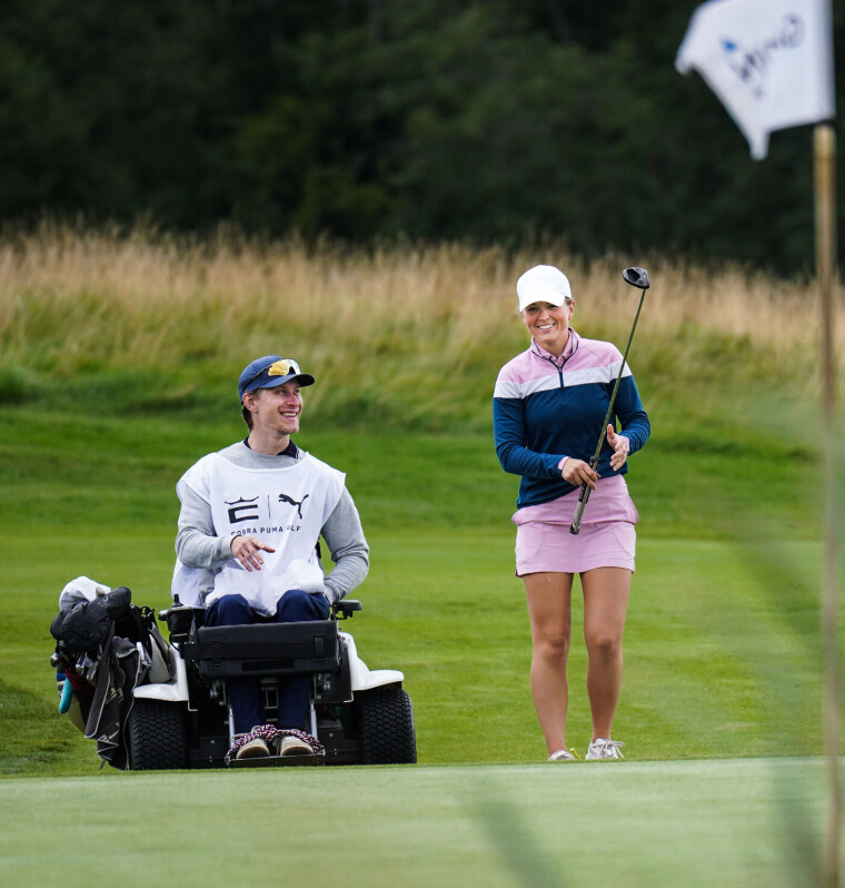 Caddie Magnus Valø Balchen og Julie Boysen Hillestad fanget manges oppmerksomhet på Haga GK lørdag. Magnus Valø Balchen og Julie Boysen Hillestad