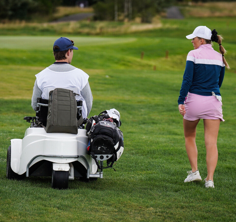 Golfpraten går tett mellom spiller og caddie.