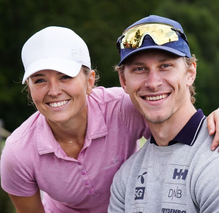 Julie og caddie Magnus har grunn til å smile etter en vellykket runde under årets NM på Haga GK. Magnus Valø Balchen og Julie Boysen Hillestad