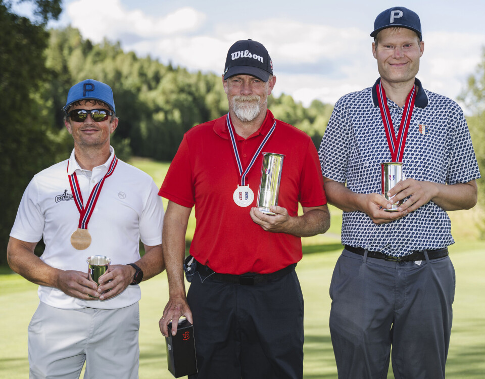 Fredrik Fjæraa omfavnet av årets to øvrige medaljevinnere i NM for funksjonshemmede: Trygve Toskedal Larsen (t.v.) og Andreas Anisdahl Jonson.