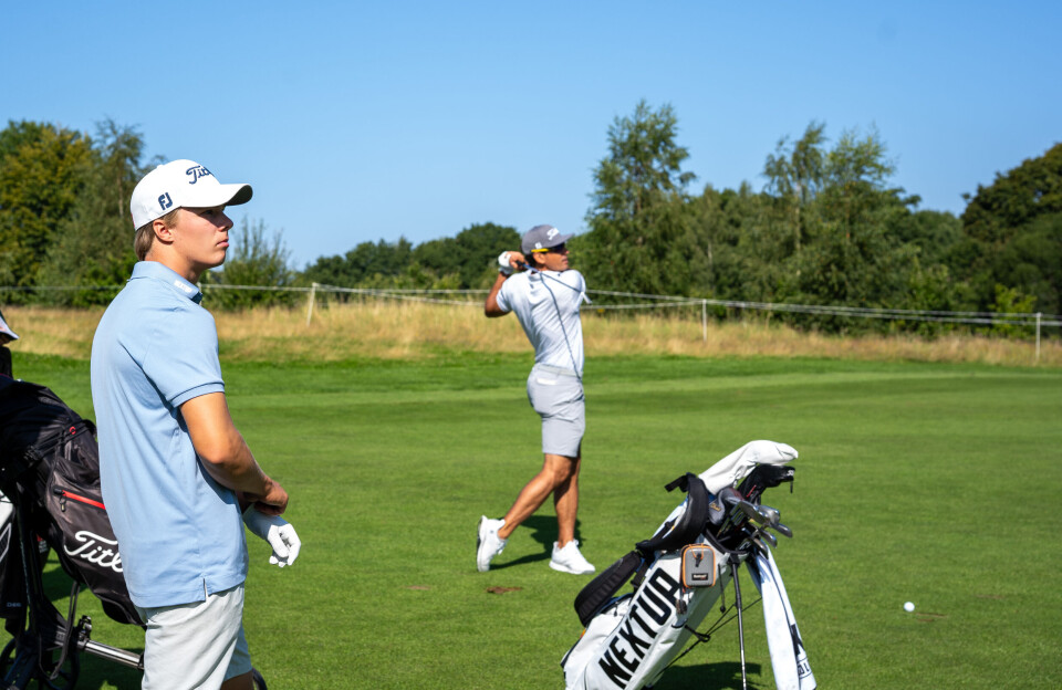 Emil Børrestuen Herstad (t.v.) under Pro-Am med Rafa Cabrera Bello