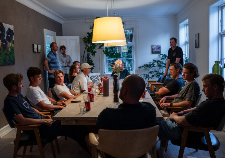 Spillere, caddier og støtteapparat er alle med når slagplanene legges.