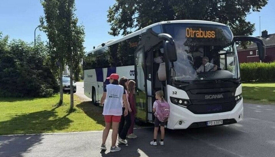Otrabuss henter jentene på SFO og kjører dem til Bjaavann Golfklubb og tilbake til SFO igjen.