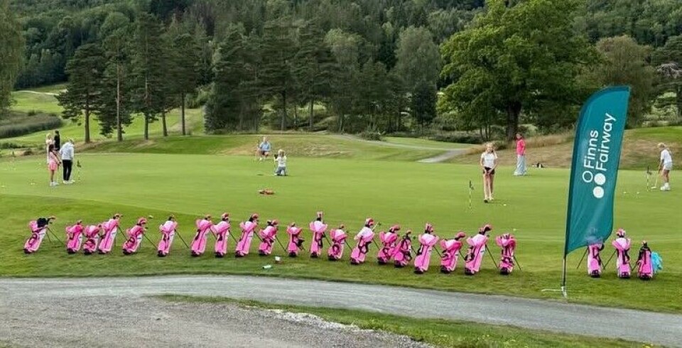Olyo har stilt opo med flotte rosa golfbagger til jentene som er med og for nye i framtiden.