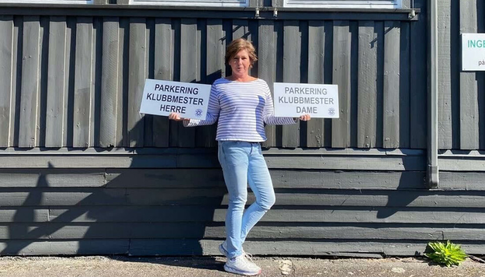 Daglig leder i Utsikten Golfklubb Ramona Reiersen hadde gjort skiltene klare før klubbmesterskapet og nå henger de på veggen.
