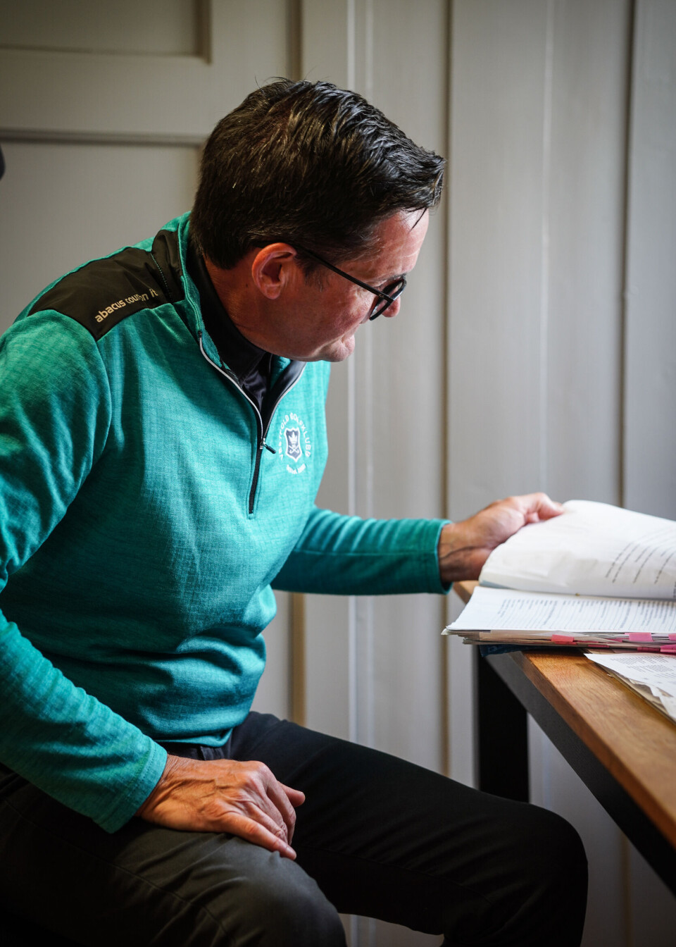 Fra sitt kontor på Vestfold GK hjelper PGA-pro Gordon Morrison spillere i inn- og utland. Gordon Morrison