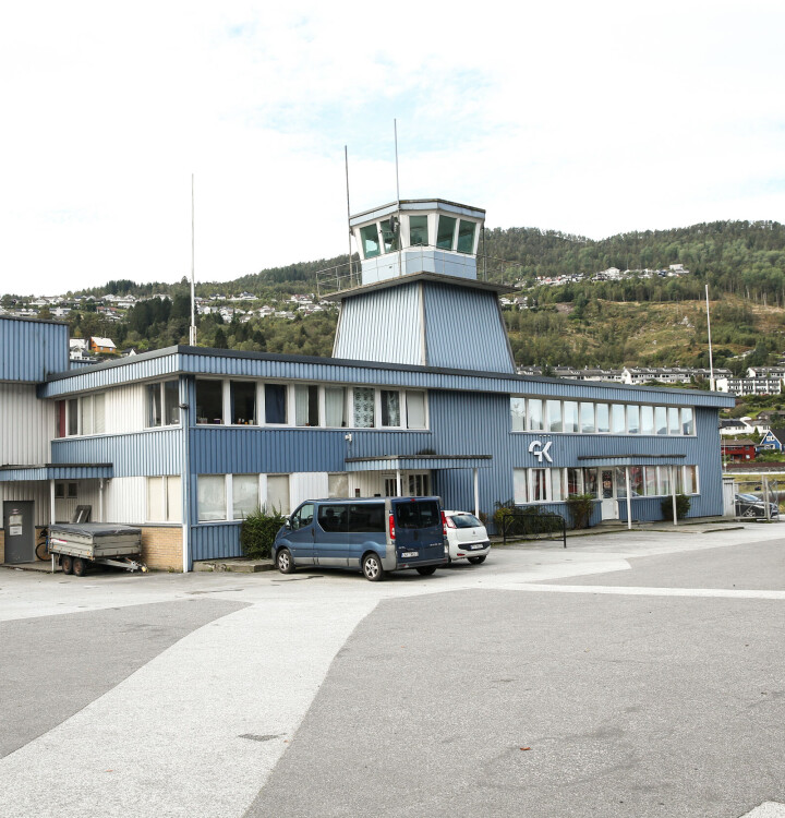 Det nye golfsenteret ligger i et spesielt bygg med flytårnet fra flyplassen som ble lagt ned i 1986. Det har senere vært lagerutsalg for Møbelringen i lokalene der det nå blir golfsenter.