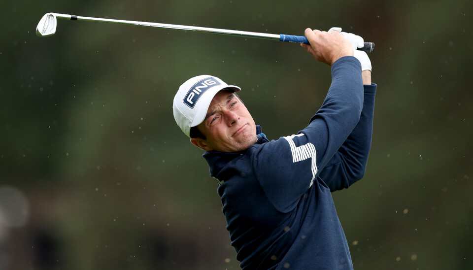 Viktor Hovland avsluttet førsterunden på Wentworth med en eagle som tok ham til fem under for dagen.