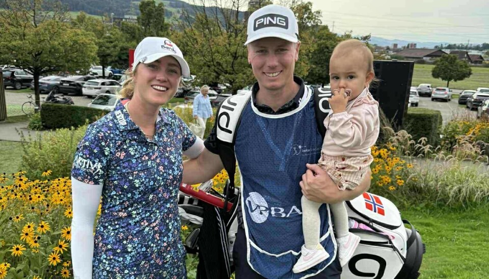 Dorthea Forbrigd og caddie Marius Bjone med datteren Ophelia.