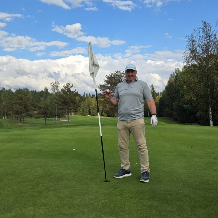 Bally feirer etter hole-in-one på hull 3 på Nes GK.