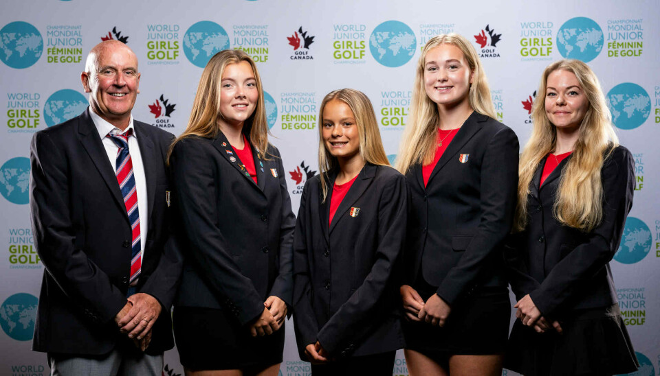 Trener Geoff Dixon samme med Marie Lussand, Nora Johnsen, Ella Ingebretsen og trener Julie Lied.