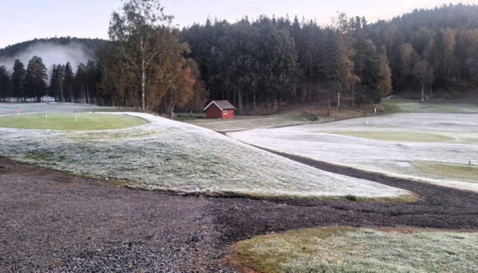 Renseanlegget skal forsterkes med et jordhaugfilter og det skjer ved tee 1.