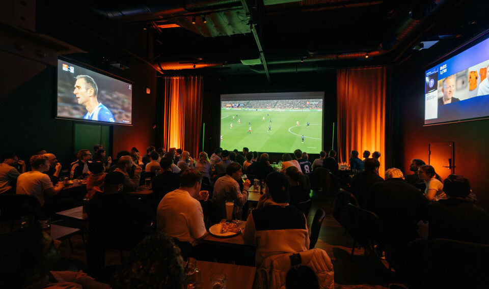 Som regel er det fotball som vises på storskjermen på Carls. Denne helgen blir det golf og Ryder Cup.