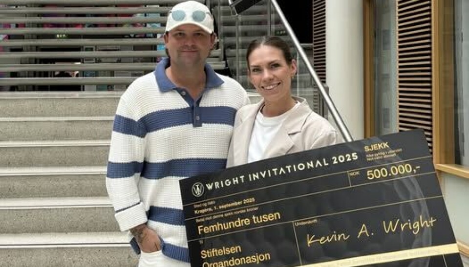 Markedsansvarlig i Stiftelsen Organdonasjon Cathrine Kildal motta en halv million kroner av Kevin Wright etter Wright Invitational.