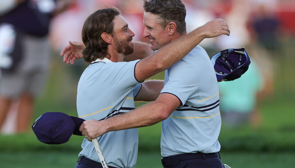Europeerne hadde mye å smile for etter første spilledag. Her feirer Tommy Fleetwood dagens andre seier sammen med landsmann Justin Rose.
