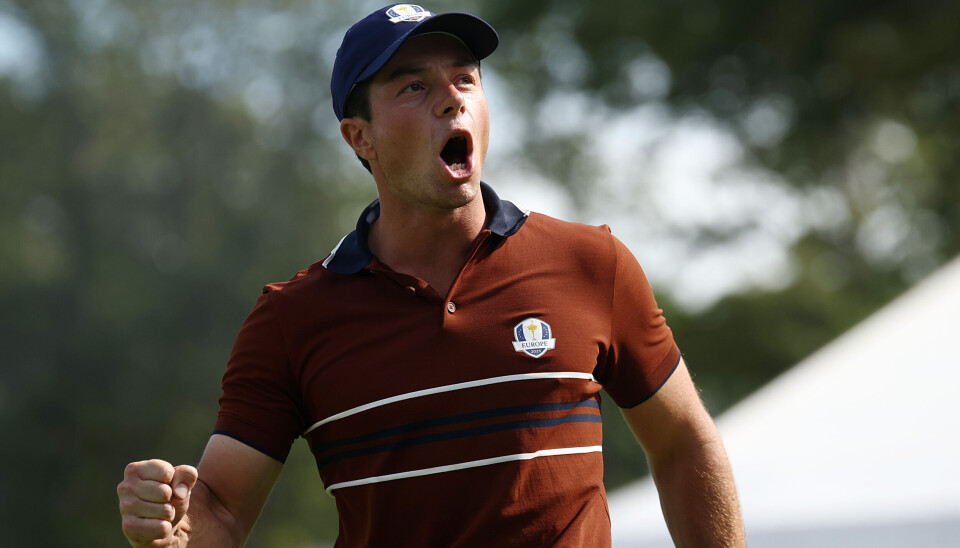 Viktor Hovland satte en monsterputt for deling på hull 17 da han og Bob MacIntyre slo verdensener Scottie Scheffler og Russel Henley.