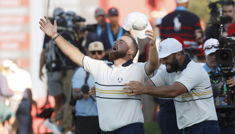 Jon Rahm omfavner en ekstatisk Shane Lowry, som både lo, gråt og gispet etter luft etter den perfekte putten som avgjorde Ryder Cup 2025.