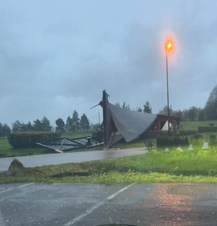 Overbygget på Nøtterøy GK har rast sammen i vinden.