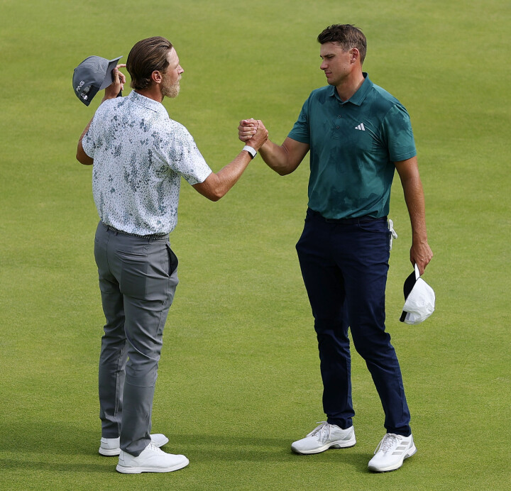 De siste månedene har han spilt med store stjerner som Scottie Scheffler og Ludvig Åberg på søndagene. Her med svensken under The Open på Royal Portrush i Nord-Irland.