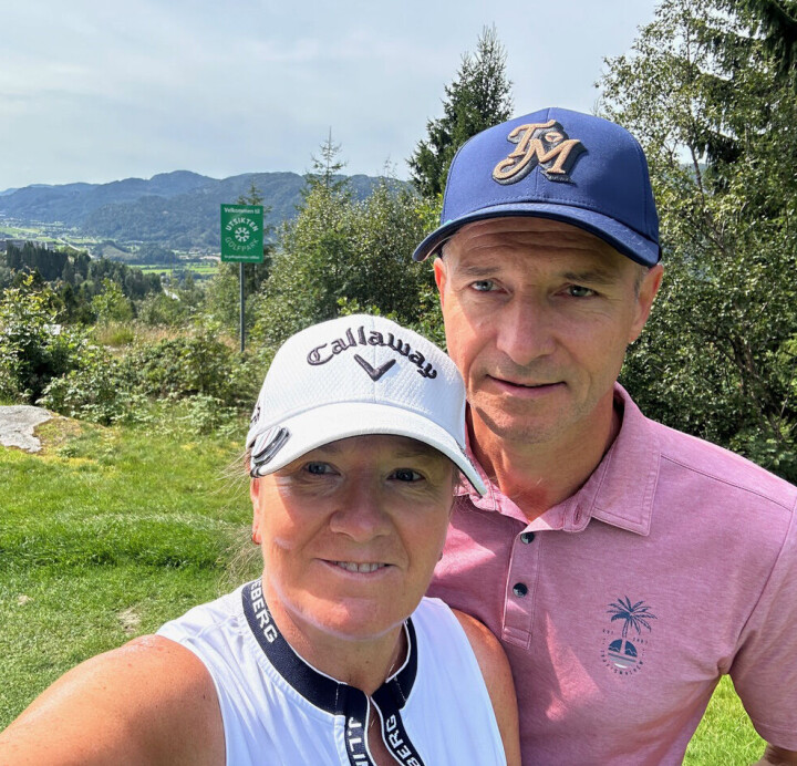 Heidi og Leif Arne Fjeldvig, her på Utsikten i Kvinesdal, satte seg et mål om å spille alle 18-hullsbanene i Norge. Den lange turen i bobil er nå tilbakelagt.