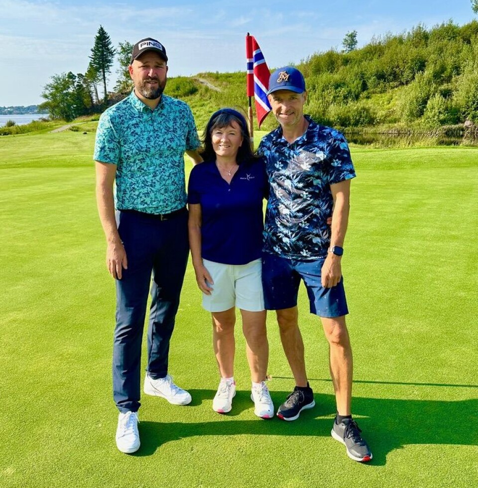 Ved reisens ende ble Heidi og Leif Arne tatt i mot på Meland GK av daglig leder Kai Olav Kvamme (t.v.)