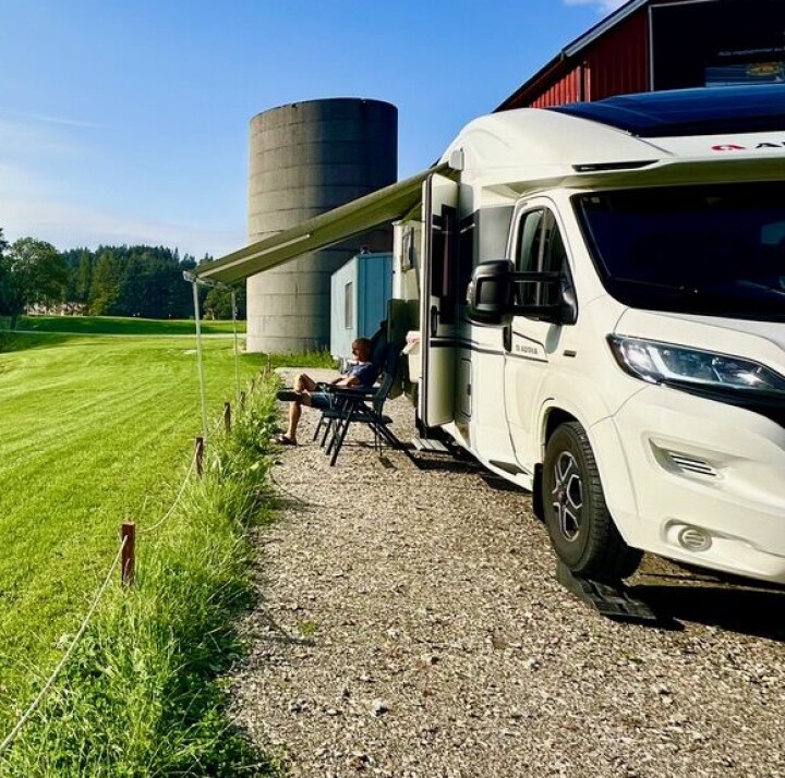 Bobilen ble ofte parkert i umiddelbar nærhet til banen, som her på Meland GK.
