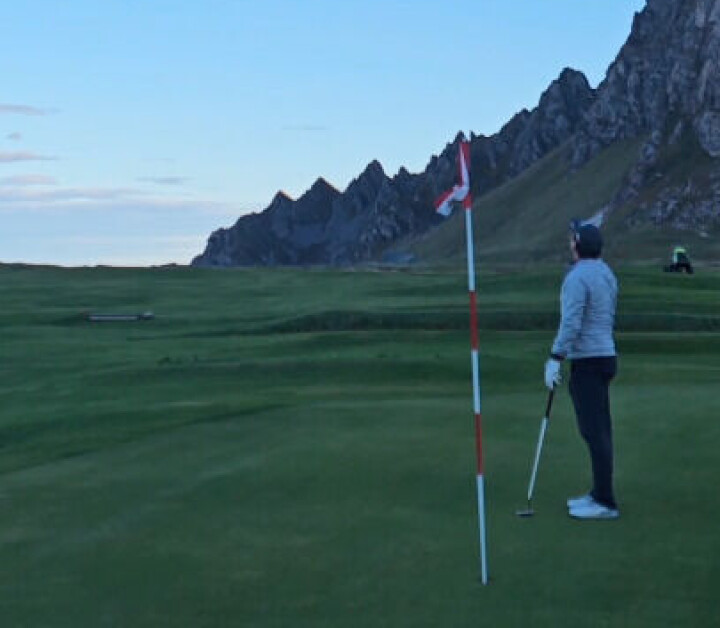 Det var litt av et syn for ekteparet Ronny Mikkelsen og Roxanne Sampil på den niende green på Bleik Golfstrømbane