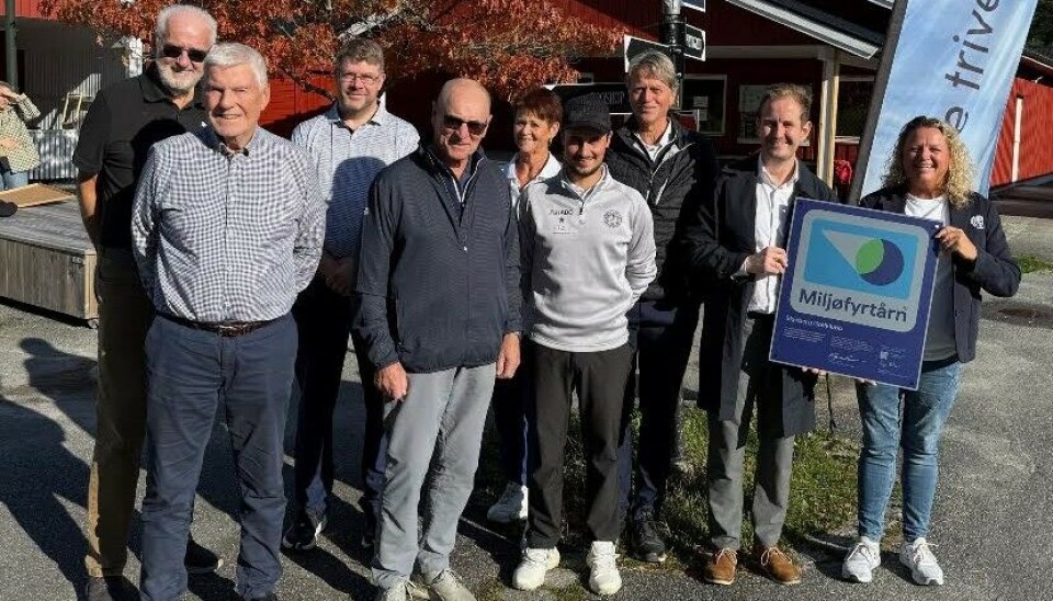 Fornøyde personer i Skjeberg Golfklubb med at golfklubben er sertifisert som Miljøfyrtårn. Bak fra venstre Einar Evensen, Gunnar Borg Jonsson, Sissel Engebretsen, Vidar Boye Hansen, ordfører i Sarpsborg Magnus Arnesen, Cathrine Laursen. Foran fra venstre: Finn Harald Ellingsen. Oddvar Kjøs og Adrian Hansen.