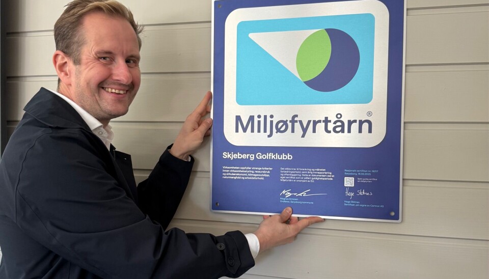 Sarpsborgs ordfører Magnus Arnesen tok selv turen til Skjeberg Golfklubb med bevis på at golfklubbener et Milgøfyrtårn.