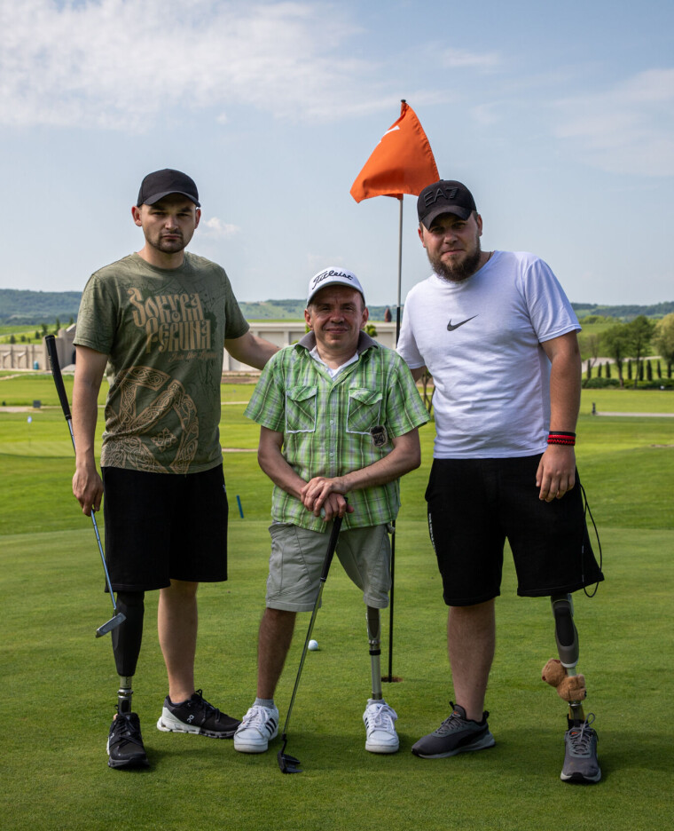 Norsk Golf møtte de ukrainske soldatene Oleksander, Valentin og Vladislav under rehabilitering i Ukraina. Mellom golfslagene har de dramatiske historier å fortelle. Ukraina golf