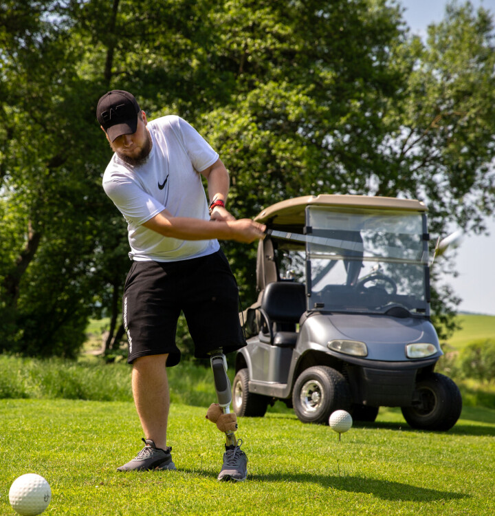 Vladislav ble truffet av en granat, og deler av benet hans bare forsvant. I dag er han i opptrening med blant annet golf.